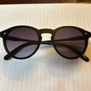 VG • Classic Black Round Sunglasses